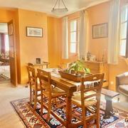 A vendre Rouen gare dans un immeuble ancien cet appartement duplex au calme de 113 m2 avec un local vélo et une cave.  Au 3 ème et dernier étage , ce duplex offre :  Au premier niveau un palier d'entrée, une salle à manger , un séjour salon , une cuisine équipée,  une chambre, un dressing avec wc.  Au deuxième niveau : un palier, trois chambres , une salle de bains .  Très  lumineux et plein sud , toutes les pièces prennent la lumière.   Tout électrique  individuel avec son cumulus , et ses  radiateurs...