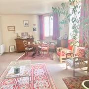 A vendre Rouen gare dans un immeuble ancien cet appartement duplex au calme de 113 m2 avec un local vélo et une cave.  Au 3 ème et dernier étage , ce duplex offre :  Au premier niveau un palier d'entrée, une salle à manger , un séjour salon , une cuisine équipée,  une chambre, un dressing avec wc.  Au deuxième niveau : un palier, trois chambres , une salle de bains .  Très  lumineux et plein sud , toutes les pièces prennent la lumière.   Tout électrique  individuel avec son cumulus , et ses  radiateurs...