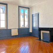 chambre  avec cheminée appartement ancien