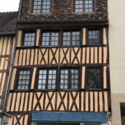 à vendre à Rouen hôtel de ville rive droite , dans un  bel immeuble à colombage, ce grand studio de 29 m2 situé au deuxième étage et il comprend une  entrée,une  salle de bains, une cuisine meublée et une grande  pièce principale. 