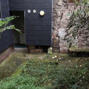 situé à Rouen hôtel de ville dans un  bel  immeuble ancien, cet appartement  situé au premier étage av jardin clos de murs d'une surface de 39m2 est à vendre .  il comprend :   une entrée, une cuisine ouverte, un séjour, un chambre, une salle de bains avec WC.  Il est Au Calme et son  Chauffageest  individuel. Il est  plein sud .  il est à vendre au prix de  115 000 €uros.