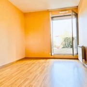 A vendre Rouen rive droite à proximité du CHU , dans une résidence de bon standing,  cet appartement T3 avec une terrasse en herbe , un parking et une cave ;