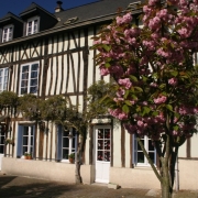 agence immobilière à bois guillaume, cette maison ancienne est à vendre . elle a une surface habitable de 185 m² habitables avec  une cave, un  garage,une  dépendance et un  jardin.   elle Comprend une  Entrée, un  séjour salon avec cheminée, une cuisine équipée,un  bureau, cinq chambres, trois  salles de douches, trois  WC et  un grenier aménageable .   elle est en Très bon état.