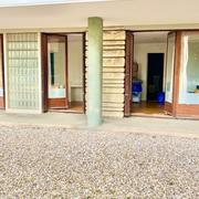 EXCLUSIVITE DELAITRE IMMOBILIER  Bois guillaume résidentiel cadre verdoyant et calme   A vendre cet appartement de 65 m2 en rez de jardin avec accès extérieur plein sud au calme avec parking en sous sol protégé et une cave.  Très fonctionnel, il offre une entrée avec rangement desservant un double séjour donnant sur l'extérieur , une cuisine aménagée et équipée, une chambre, poss 2  avec sa salle de douches attenante avec un grand dressing.  Important partant  D'un classement énergétique en E des ...