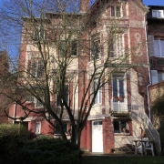 Située à Mont saint aignan Saint André à proximité de la  gare Rouen Rive Droite,  Cette Maison ancienne  de 206m2 habitable offre un grand jardin.   elle Comprend : une entrée,un  grand séjour, un salon, une  salle à manger, cinq chambres, deux douches.   Très bonne exposition SUD et  EST et OUEST.  elle est à vendre au Prix  de 499 000 €uros.  