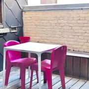 cet appartement de charme en duplex  de 160m2 offre un  grand séjour salon avec cheminée, une cuisine équipée, une terrasse discrète, un wc, une salle de bains ainsi que trois chambres et un bureau.