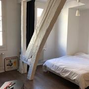 cet appartement de charme en duplex  de 160m2 offre un  grand séjour salon avec cheminée, une cuisine équipée, une terrasse discrète, un wc, une salle de bains ainsi que trois chambres et un bureau.