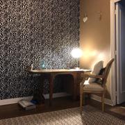 cet appartement de charme en duplex  de 160m2 offre un  grand séjour salon avec cheminée, une cuisine équipée, une terrasse discrète, un wc, une salle de bains ainsi que trois chambres et un bureau.