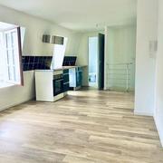 cet appartement  T3 de 55 m2 en bon état organisé avec une entrée, un séjour  coin repas avec cuisine équipée, deux chambres , une salle de bains et wc