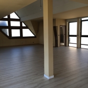 à vendre à Rouen rive doite , cet APPARTEMENT DE 200 M2  en loft au  DERNIER ETage  AVEC ASCENSEUR , propose une ENTRÉE , un GRAND SÉJOUR SALON , une  CUISINE ÉQUIPÉE , quatre  CHAMBRES , une SALLE DE BAINS.  son CHAUFFAGE est  INDIVIDUEL. Vous disposerez d'un GARAGE et d'une  CAVE à VIN.  Sa VUE EXCEPTIONNELLE  sur la CATHEDRALE est plein sud.