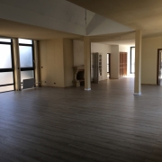 à vendre à Rouen rive doite , cet APPARTEMENT DE 200 M2  en loft au  DERNIER ETage  AVEC ASCENSEUR , propose une ENTRÉE , un GRAND SÉJOUR SALON , une  CUISINE ÉQUIPÉE , quatre  CHAMBRES , une SALLE DE BAINS.  son CHAUFFAGE est  INDIVIDUEL. Vous disposerez d'un GARAGE et d'une  CAVE à VIN.  Sa VUE EXCEPTIONNELLE  sur la CATHEDRALE est plein sud.