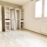 A vendre cet appartement  idéal  en investissement locatif,  T 2  de 44 m2  se situe au calme avec balcon , cave et parking .