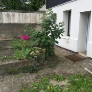 A VENDRE à rouen rive droite chu, cet immeuble de rapport de  trois appartements F2 dont un avec jardin  au calme  est exposé  sud/ouest.  Le loyer annuel actuel est de  7920 € sur deux appartements occupés, le troisième étant libre . Le loyer annuel possible est de 13500 € .  Son prix est de 159000 € FAI TTC. 