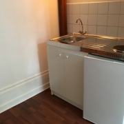 A vendre et situé à  Rouen rive droite vieux marché ,cet appartement studio 21 m2 en bon état avec parking est organisé en une    pièce principale avec mezzanine, une  cuisine meublée, une  salle de douches avec wc et son chauffage est  individuel et son PRIX  est de 66000€ FAI TTC. 