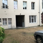 A vendre et situé à  Rouen rive droite vieux marché ,cet appartement studio 21 m2 en bon état avec parking est organisé en une    pièce principale avec mezzanine, une  cuisine meublée, une  salle de douches avec wc et son chauffage est  individuel et son PRIX  est de 66000€ FAI TTC. 