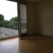 A vendre à  Bois guillaume cet appartement F2  42 m2 avec parking et cave propose  une entrée,une  cuisine,un  séjour,  une  chambre, une salle de douches, un wc.  sa double exposition est /ouest permet un grande luminosité.  Son PRIX est de  69000 € FAI TTC et ses charges annuelles s'élèvent à 1008€.