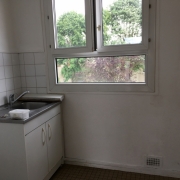 A vendre à  Bois guillaume cet appartement F2  42 m2 avec parking et cave propose  une entrée,une  cuisine,un  séjour,  une  chambre, une salle de douches, un wc.  sa double exposition est /ouest permet un grande luminosité.  Son PRIX est de  69000 € FAI TTC et ses charges annuelles s'élèvent à 1008€.