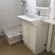 A vendre à  Bois guillaume cet appartement F2  42 m2 avec parking et cave propose  une entrée,une  cuisine,un  séjour,  une  chambre, une salle de douches, un wc.  sa double exposition est /ouest permet un grande luminosité.  Son PRIX est de  69000 € FAI TTC et ses charges annuelles s'élèvent à 1008€.