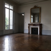 cet appartement est à ACHETER à Rouen centre. de  type ancien  il garde ses  parquets, moulures et  cheminées.  il dispose d'une surface de 117 m² habet est  situé au premier étage et il est proposé au Prix de  265 000€euros FAI TTC.