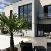 a vendre à  mont saint aignan    cette Véritable maison contemporaine d'architecte sur 800 m2  avec garage, parkings  et piscine chauffée est organisée avec une   entrée en mezzanine , une grande réception ouvertesur le  séjour salon avec cheminée, une salle à manger, une cuisine avec coin repas entièrement équipée.