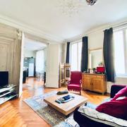 Ce bien immobilier vous propose une organisation très fonctionnelle: une grande entrée indépendante, une grande chambre donnant accés à une grande salle de douches attenante, un wc indépendant, une grande cuisine entièrement équipée et aménagée avec coin repas , un grand salon . ces moulures, hauteurs de plafond, parquets restaurés, souligne un style positionné.