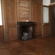  a vendre à Rouen gare , cette Maison  ancienne de  charme  en  bon état. Elle offre , une Entrée, une buanderie avec wc.  au 1 étage: un séjour salon, une  cuisine équipée,une  chaufferie au gaz. Au 2 étage: une  grande chambre, un palier, une salle de bains avec douche, un dressing. Au 3 etage : une  grande chambre av douche et une petite chambre. elle très lumineuse et  calme.