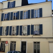  a vendre à Rouen gare , cette Maison  ancienne de  charme  en  bon état. Elle offre , une Entrée, une buanderie avec wc.  au 1 étage: un séjour salon, une  cuisine équipée,une  chaufferie au gaz. Au 2 étage: une  grande chambre, un palier, une salle de bains avec douche, un dressing. Au 3 etage : une  grande chambre av douche et une petite chambre. elle très lumineuse et  calme.