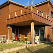à vendre à Rouen C H U , cette Originale maison indépendante avec vue dégagée,jardin et stationnements trois véhicules . elle propose en Rez de jardin:  Une entrée, quatre chambres , un bureau, une lingerie, deux  salle de bains av wc .