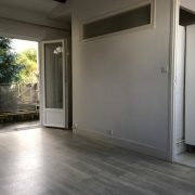 A vendre  à ROUEN JOUVENET ,ce studio avec PARKING en bon état et au calme offre,  une Entrée, une grande pièce principale, une cuisine meublée avec plaque de cuisson et réfrigérateur, une salle de bains avec wc.