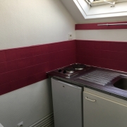 A vendre  à ROUEN JOUVENET ,ce studio avec PARKING en bon état et au calme offre,  une Entrée, une grande pièce principale, une cuisine meublée avec plaque de cuisson et réfrigérateur, une salle de bains avec wc.