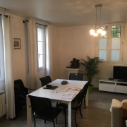 à vendre  ROUEN GARE  RIVE DOITE , DANS ce BEL IMMEUBLE EN PIERRE, cet Appartementen duplex de 84 m2 avec parking offre une entrée,un  séjour, une cuisine équipée, deux  chambres, un bureau, une  salle de douches,un  wc, des placards.