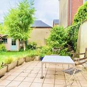 cette maison ancienne dans son écrin de verdure au calme et ensoleillée au coeur du quartier jouvenet sur plus de 200 m2 de terrain clos de murs.