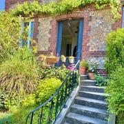 A vendre quartier saint Gervais  prox gare de Rouen rive droite,  cette maison ancienne indépendante plein sud, au calme avec jardin , cave et garage une voiture.