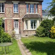 cette maison ancienne dans son écrin de verdure au calme et ensoleillée au coeur du quartier jouvenet sur plus de 200 m2 de terrain clos de murs.