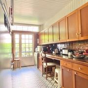  Bois Guillaume prox gare de ROUEN,  à vendre cette maison de charme  période Art Déco fonctionnelle (1930) et bien exposée avec garage  une voiture et parkings 3 voitures protégés.