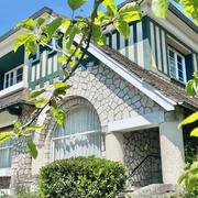  Bois Guillaume prox gare de ROUEN,  à vendre cette maison de charme  période Art Déco fonctionnelle (1930) et bien exposée avec garage  une voiture et parkings 3 voitures protégés.