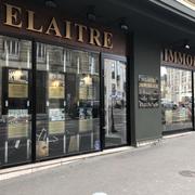 à l'agence  de mont saint aignan, Dans une  résidence de standing, il y a un Appartement en duplex avec parking à vendre .  sa  terrasses ,son jardin et ses deux  caves offre du rangement.  il y a une Entrée, un séjour salon, une cuisine, cinq  chambres, deux salle de bains , wc.  elle est Bien exposée et a une vue dégagée.