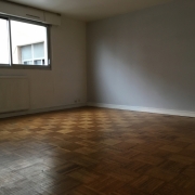 A vendre à rouen rive droite dans une  residence de bon standing, cet appartement F2  de 46 m2  avec ascenseur  offre une grande pièce principale, une cuisine meublée, une chambre, une salle de bains avec wc.  les Charges sont de 1548€ par  an tout inclus.   son Prix est de  92000 € FAI TTC. 