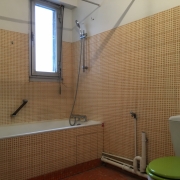 A vendre à rouen rive droite dans une  residence de bon standing, cet appartement F2  de 46 m2  avec ascenseur  offre une grande pièce principale, une cuisine meublée, une chambre, une salle de bains avec wc.  les Charges sont de 1548€ par  an tout inclus.   son Prix est de  92000 € FAI TTC. 