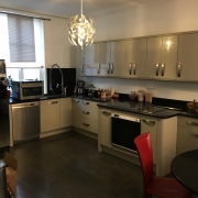 a vendre à Rouen rive droite saint gervais, cette maison ancienne renovée dans un style contemporain avec jardin, offre au Rez de jardin un grand salon avec espace réception et un bar donnant sur jardin.  Au Rez de chaussée ,une entée,une  cuisine équipée de qualité, un  grand séjour salon donnant sur une  terrasse.  au  premier  étage, un palier, deux chambres dont une donnant sur terrasse, une salle de bains,un wc.