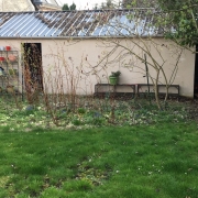 En exclusivité à vendre à  rouen jouvenet  cette maison de ville d'environ 103 m2 hab avec dépendance de 20m2 et son jardin clos de murs offre  une entrée,un séjour avec cheminée,une cuisine ,une  salle de bains avec wc.   au premier etage  vous trouverez  deux  chambres, palier et au deuxième etage deux 2 chambres palier et  wc.  les parquets, moulures, et  cheminées sont prestées,elle est exposée plein sud et  calme.  Son prix  est de 329000 €uros FAI TTC.