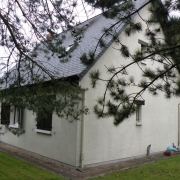 l'agence immobilière de bois guillaume propose à vendre Maison contemporaine avec un  grand jardin, un sous-sol et elle  comprend : une Entrée, une  cuisine , un grand séjour salon avec une cheminée, un  bureau et un wc.   Au premier étage: il y a  trois chambres, un dressing, une salle de bains, wc. son Chauffage est  individuel électrique.