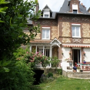 à vendre à rouen gare , cette Grande maison  ancienne de 200 m² habitables avec jardin, cave et parking. elle offre une Entrée, une cuisine équipée et aménagée, une cuisine d'été, un grand séjour salon avec cheminée, six  chambres, une salle de bain,une  salle de douche, un cabinet de toilette, trois wc. elle est au Au calmeet  plein sud.  elle est à vendre 500000 €uros.