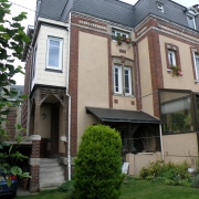 Situé à Rouen St Gervais, cette maison ancienne indépendante de 190m² avec stationnement et jardin est à vendre .   elle offre une Entrée, un séjour salon avec cheminée, une  cuisine, six chambres, une salle de bains, une salle de douches. Elle est Au calme,en  bon état.