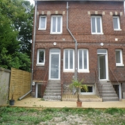 il y a à rouen centre rive droite a vendre une Maison ancienne  indépendante avec un  jardin clos de murs.   elle propose un Grand séjour, une cuisine, une  arrière cuisine, quatre chambres, une salle de bain, une salle de douche et elle est Plein sud.