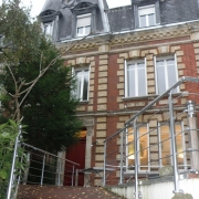 l'agence immobilihère de Rouen gare propose à vendre , une Maison ancienne  avec une  terrasse et  un garage.  Vous trouverez une Entrée, une cuisine équipée,un coin repas, un séjour et un  salon avec cheminée, cinq chambres, un bureau,une salle de douche, une salle de bain, trois wc. elle est Plein sud et  au calme.