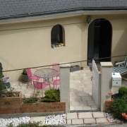 à vendre à rouen chu , cette Maison contemporaine avec terrasse et un  garage .   .elle offre une Entrée, une cuisine équipée, une grande réception, trois  chambres, une  salle de bains etv deux WC.