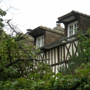 il y a à vendre à rouen St Gervais, une  Maison ancienne de 90m² à rénover .  il y a du Charme elle est  au calme et  plein sud. 