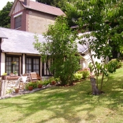 dans l'agence immobilière  de mont saint aingnan, il y a une Maison à vendre  avec un séjour  salon et une  cheminée, une cuisine, une salle de douches , un wc, un bureau,une chambre, un dressing.  il y a aussi une Grande dépendance pour agrandir .