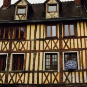 l'agence de bois guillaume a à vendre à ROUEN  CHU, un  APPARTEMENT ancien   qui propose une ENTREE, une LINGERIE , un GRAND SEJOUR , une CUISINE EQUIPEE, une CHAMBRE, une SALLE DE BAINS. il est PLEIN SUD et il y a de  FAIBLES CHARGES.